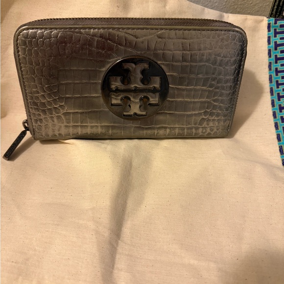 EUC Tory Burch Vintage Reva Leather Silver Zip Around Wallet - Picture 5 of 5